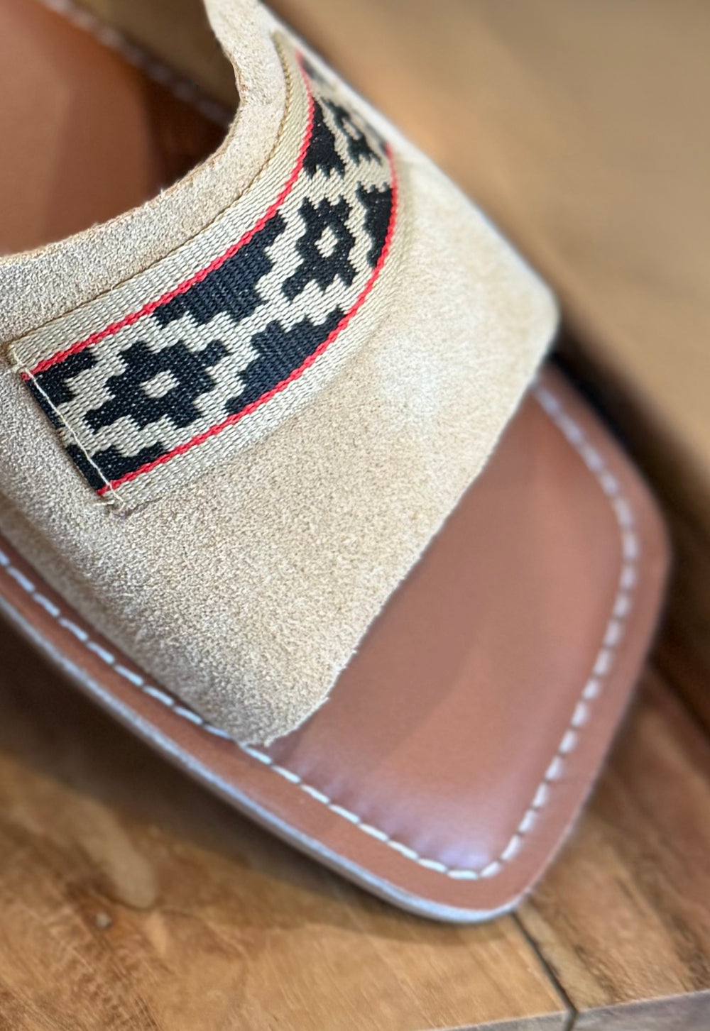 Handmade Leather Sandals – Open-Toe Slippers with Pampa-Style Embroidery