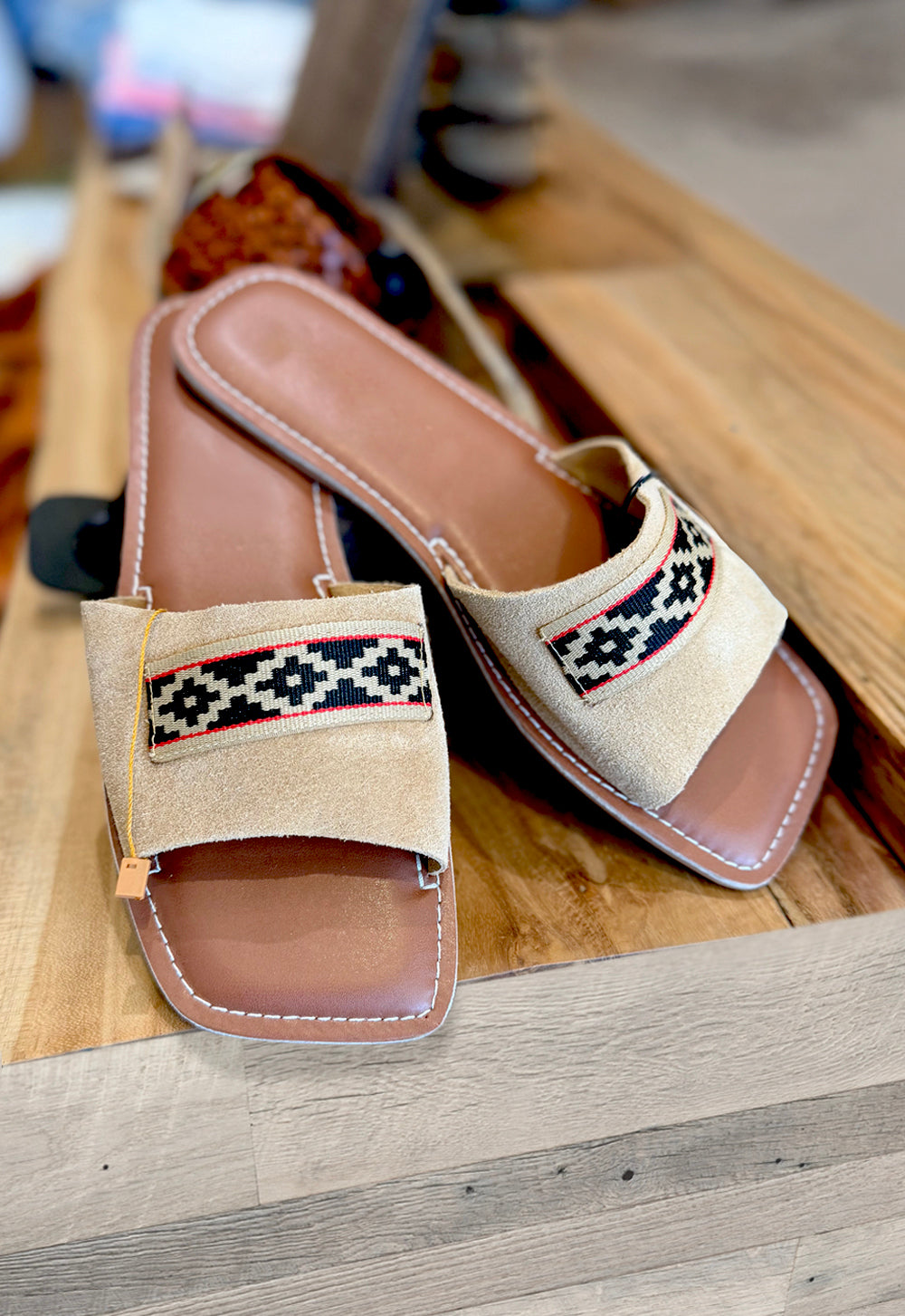 Handmade Leather Sandals – Open-Toe Slippers with Pampa-Style Embroidery