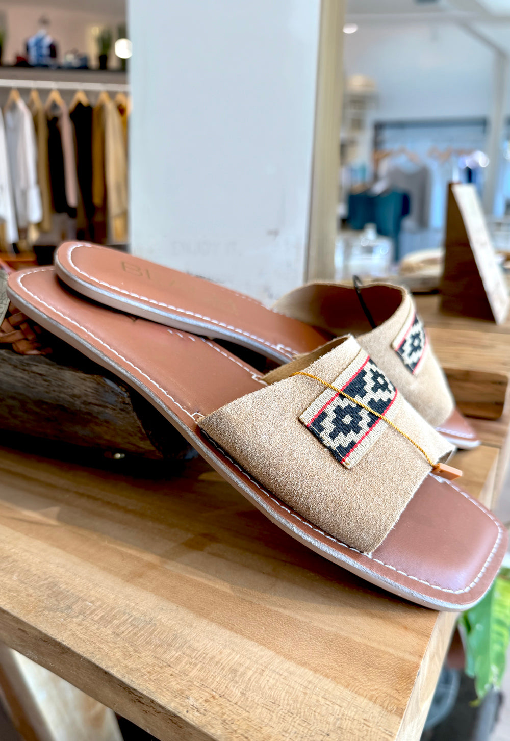Handmade Leather Sandals – Open-Toe Slippers with Pampa-Style Embroidery